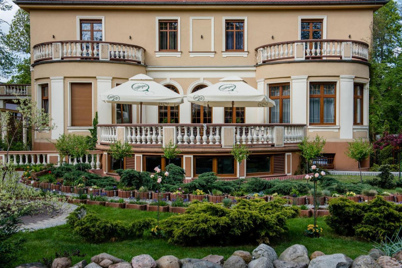Palac Ogrodowa Tarnowskie Góry Exteriör bild